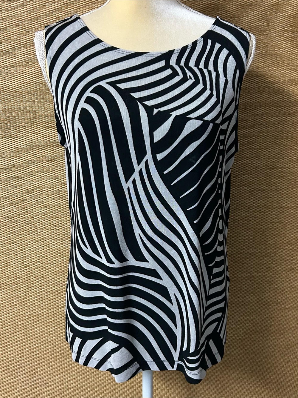 Travelers by Chicos Top Women’s Large Black Gray Pattern Sleeveless Slinky